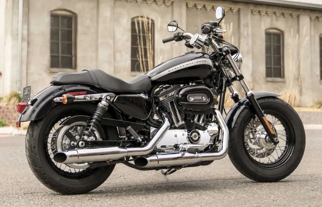 Czarny Harley Sportster 1200 z chromowanymi elementami, gotowy na podróż.