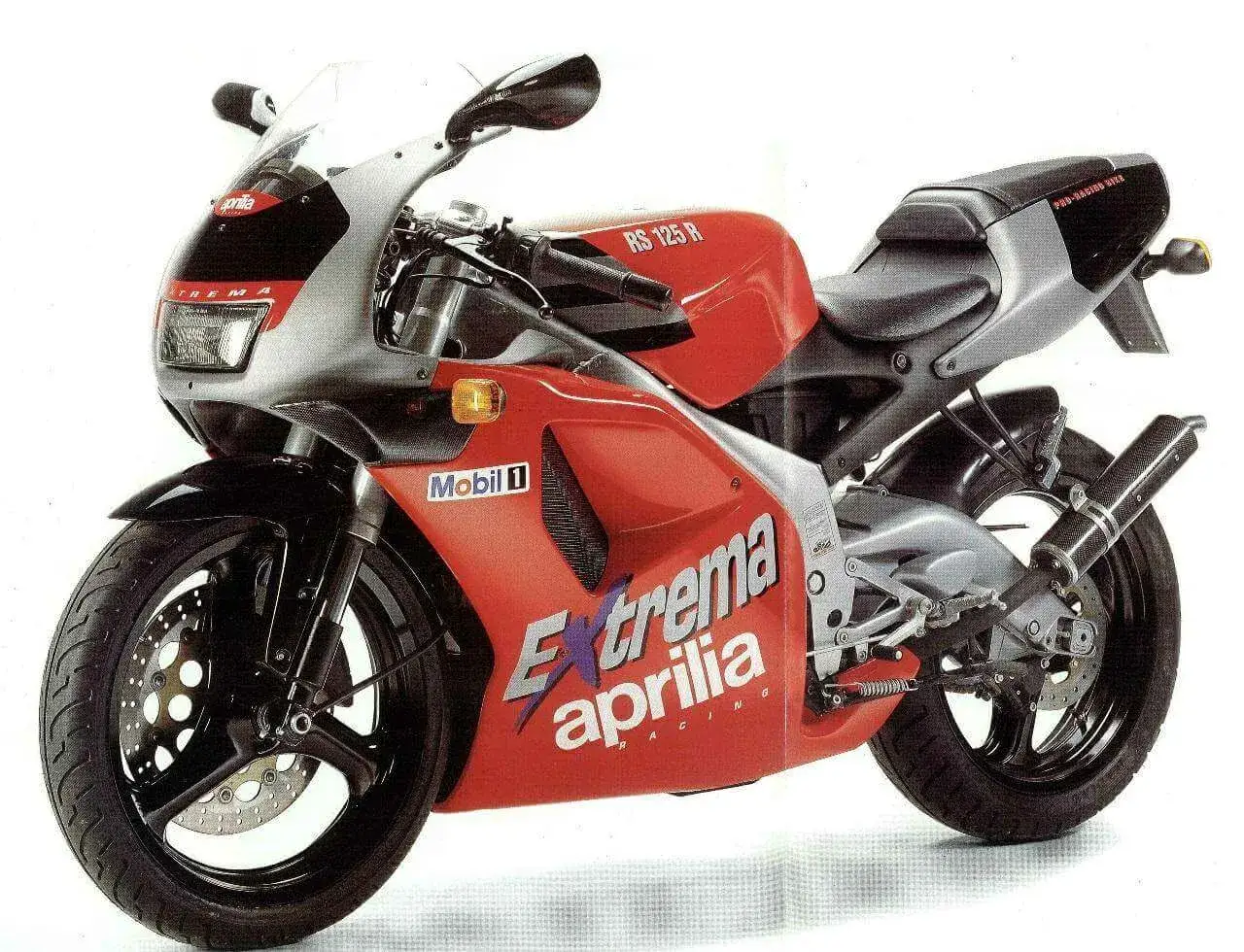Czerwona Aprilia RS 125 2T Extrema, gotowa do osiągnięcia v-max.