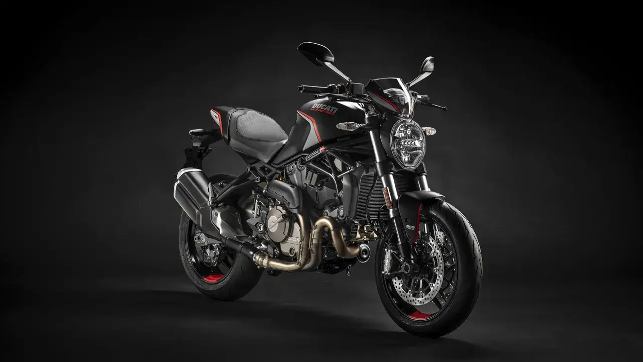 Czarny Ducati Monster. Idealny motor na 165 cm wzrostu, lekki i zwinny, gotowy na miejskie przygody.