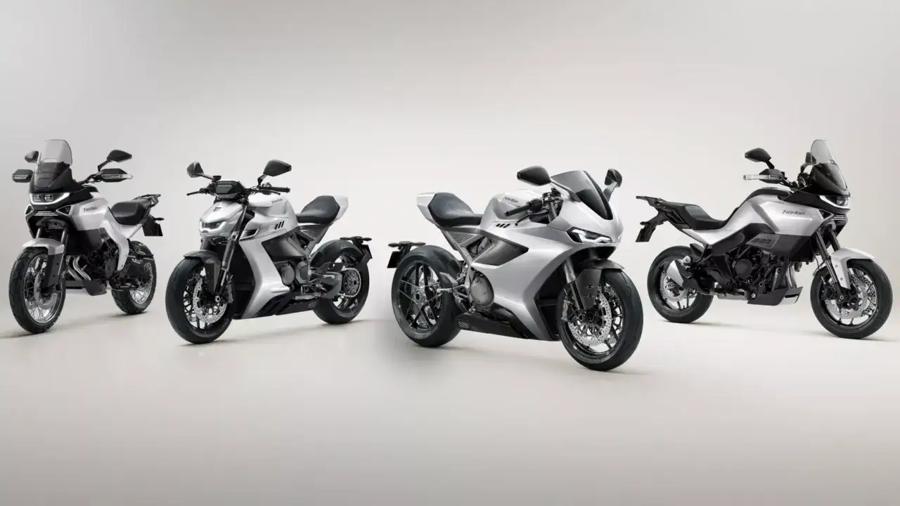 Cztery nowoczesne motocykle, w tym dwa turystyczne z wysokimi owiewkami, jeden sportowy i jeden naked. Każdy z nich to potencjalnie najlepszy motocykl turystyczny.