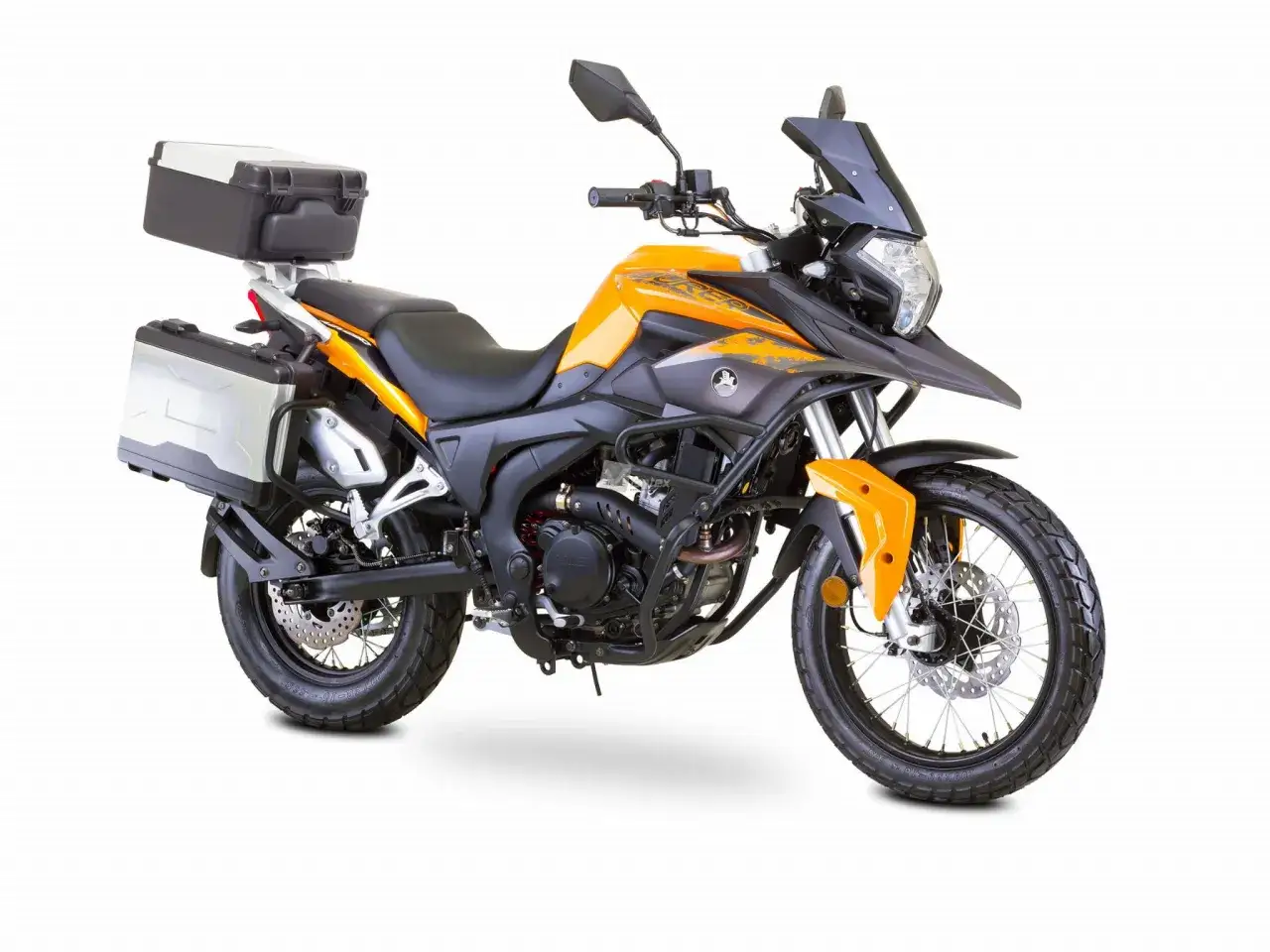 Pomarańczowy motocykl Romet ADV 250 z kuframi, gotowy na przygodę. Sprawdź romet adv 250 dane techniczne.