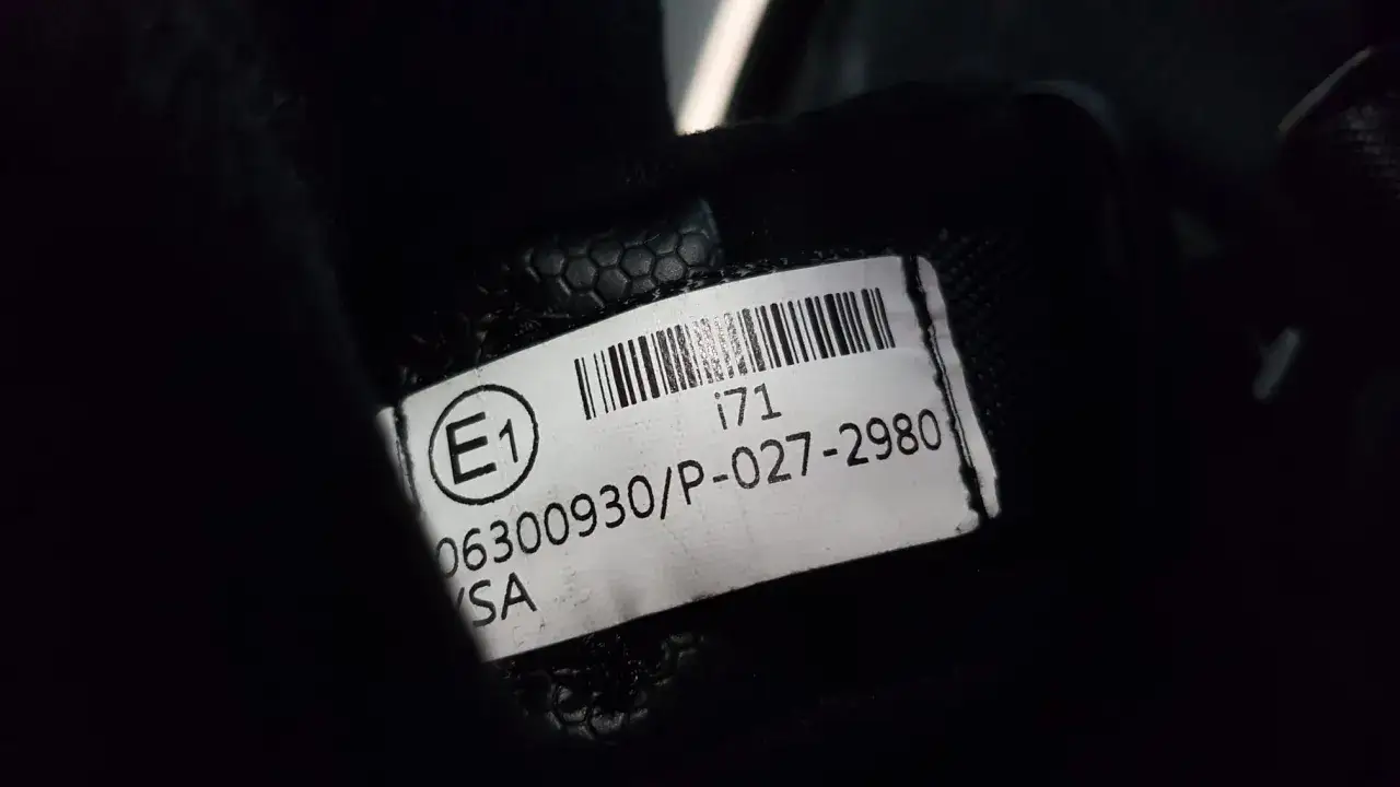E1, i71, 06300930/P-027-2980, SA - etykieta z homologacją ECE na produkcie.