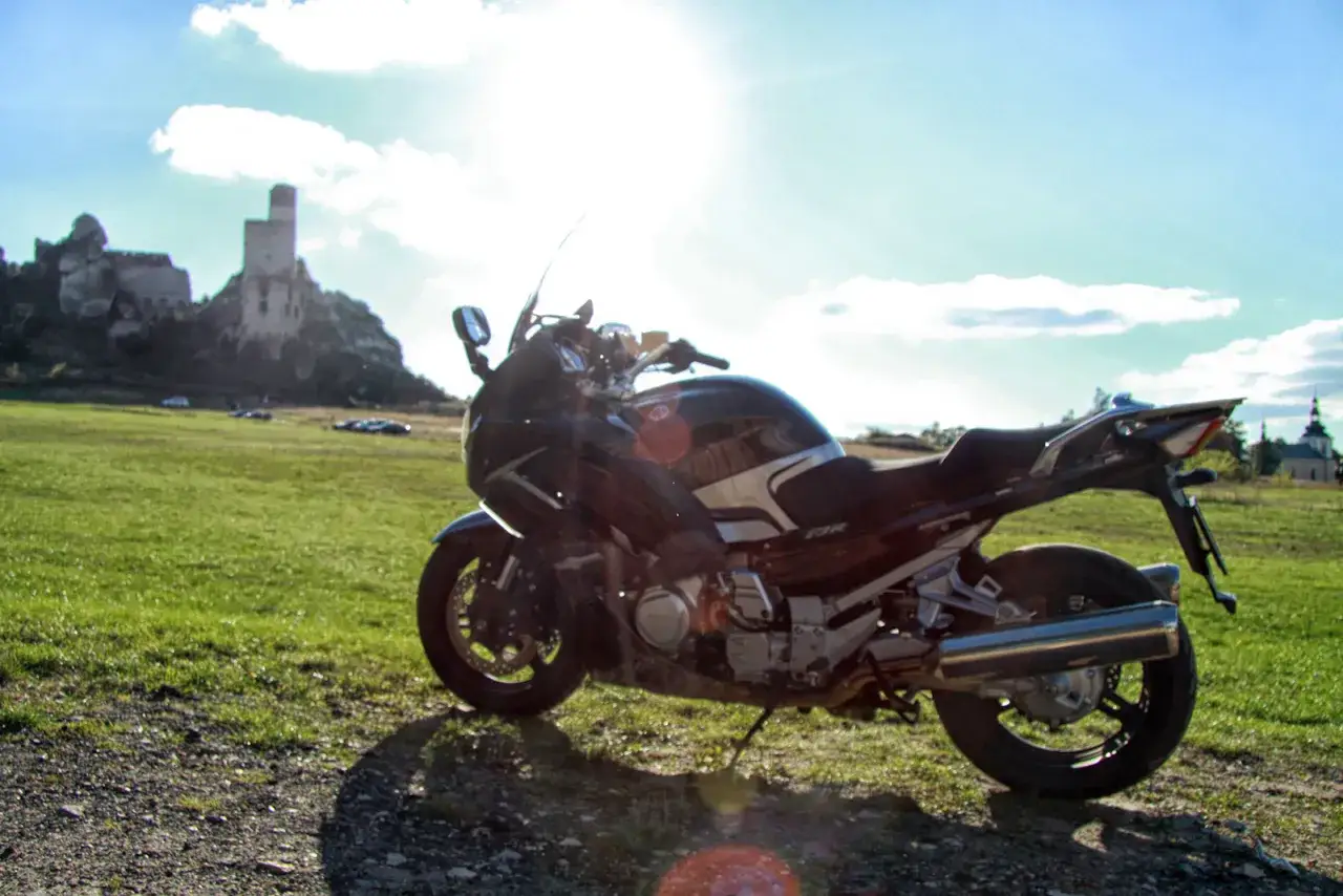 motocykl na jurze krakowsko-częstochowskiej