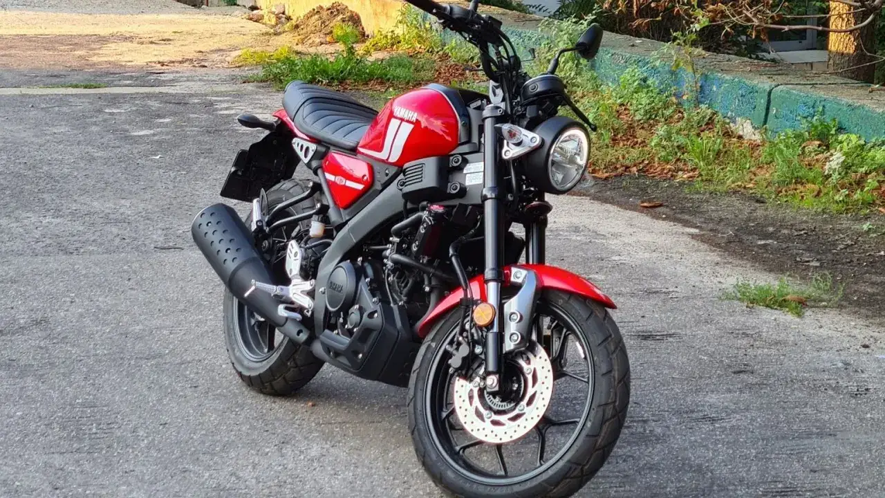 Czerwony motocykl Yamaha 125 szosowo-turystyczny, gotowy na miejskie przygody i weekendowe wypady.