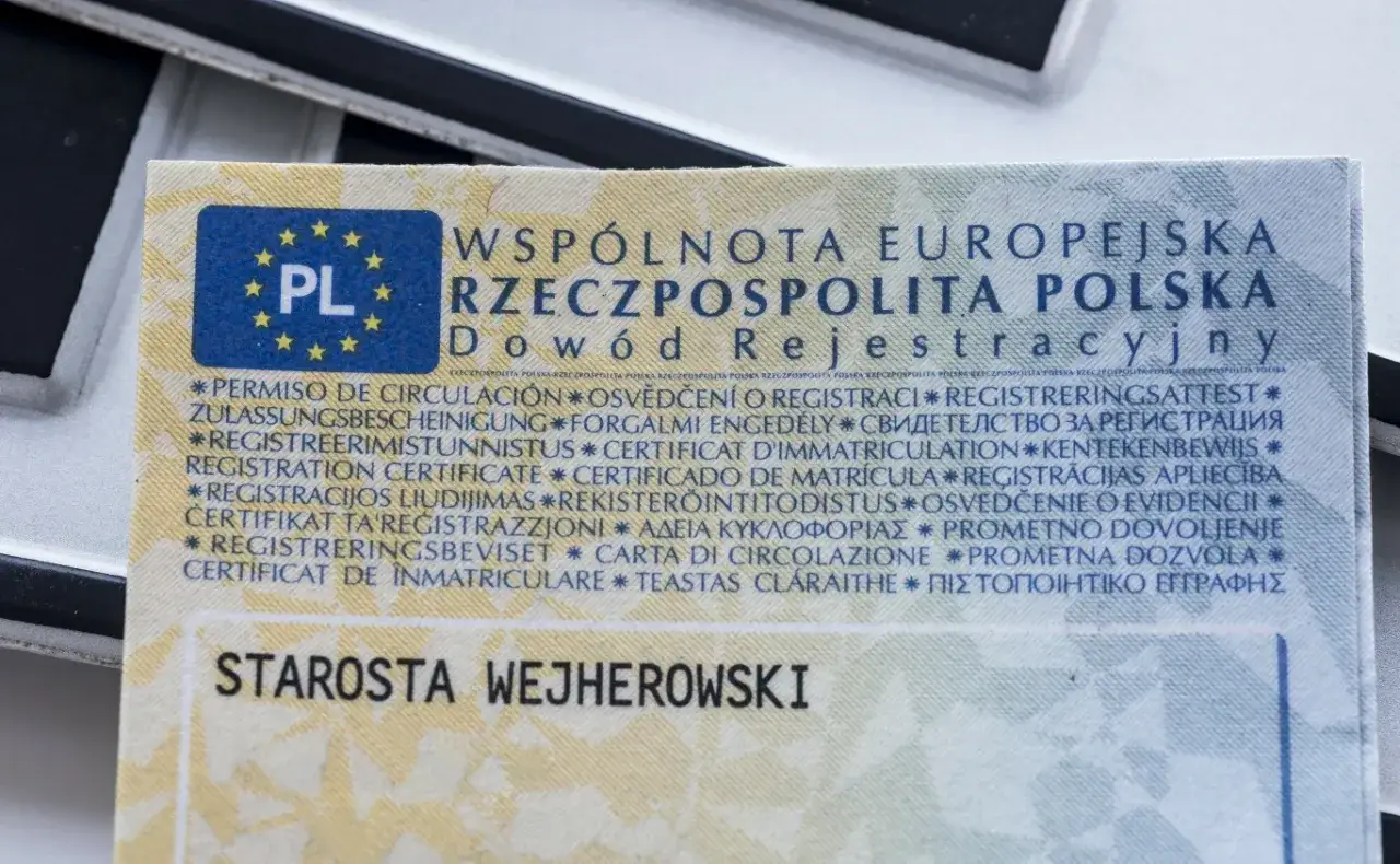 Zgubiony dowód rejestracyjny? Na dokumencie widnieje pieczęć Starosty Wejherowskiego.