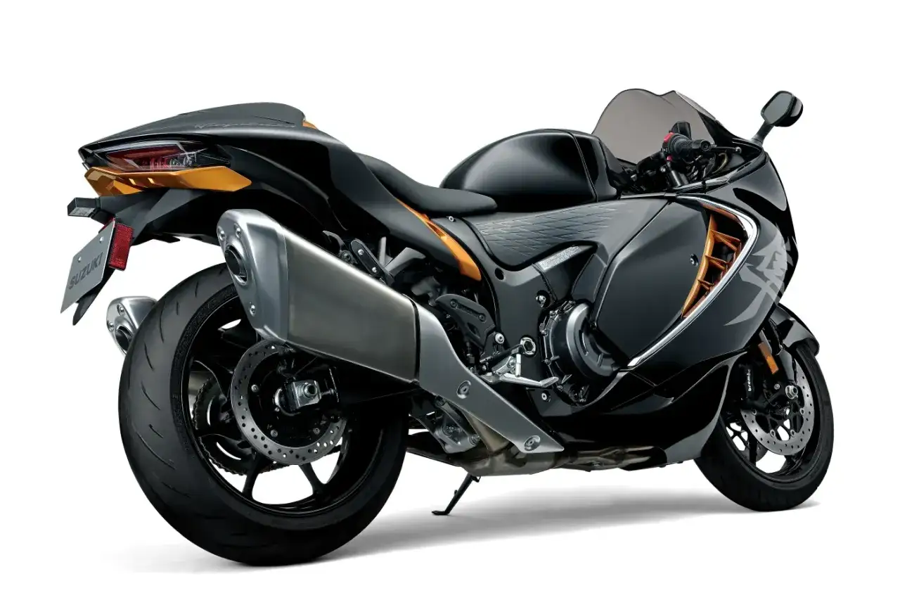 Czarny motocykl Suzuki Hayabusa z pomarańczowymi akcentami. Sprawdź aktualną suzuki hayabusa cena i zamów swój wymarzony sprzęt.