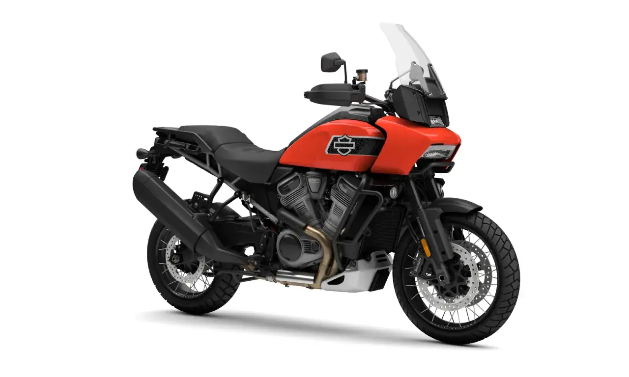Pomarańczowy motocykl Harley Pan America gotowy na przygodę.