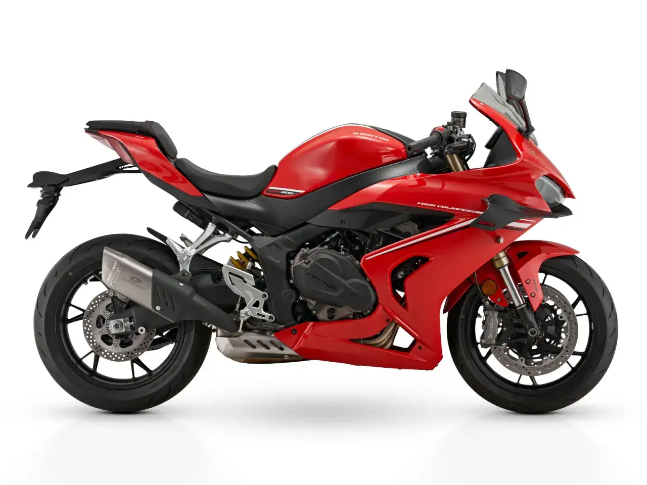 Czerwony, sportowy motocykl chińskiej marki QJMotor, model SRT800. Wygląda jak gotowy do wyścigów.