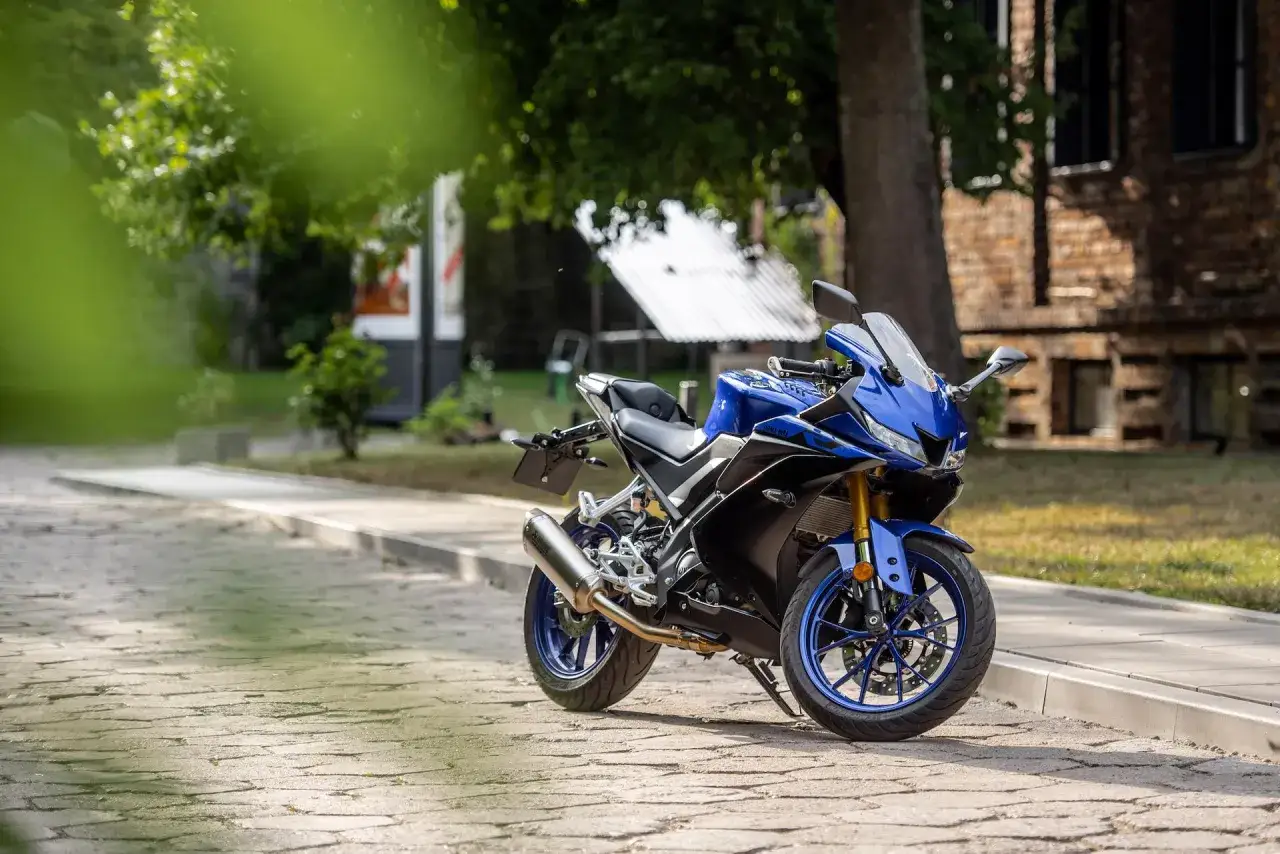 Niebieski Yamaha YZF-R125, gotowy do jazdy, by sprawdzić swoją prędkość maksymalną.