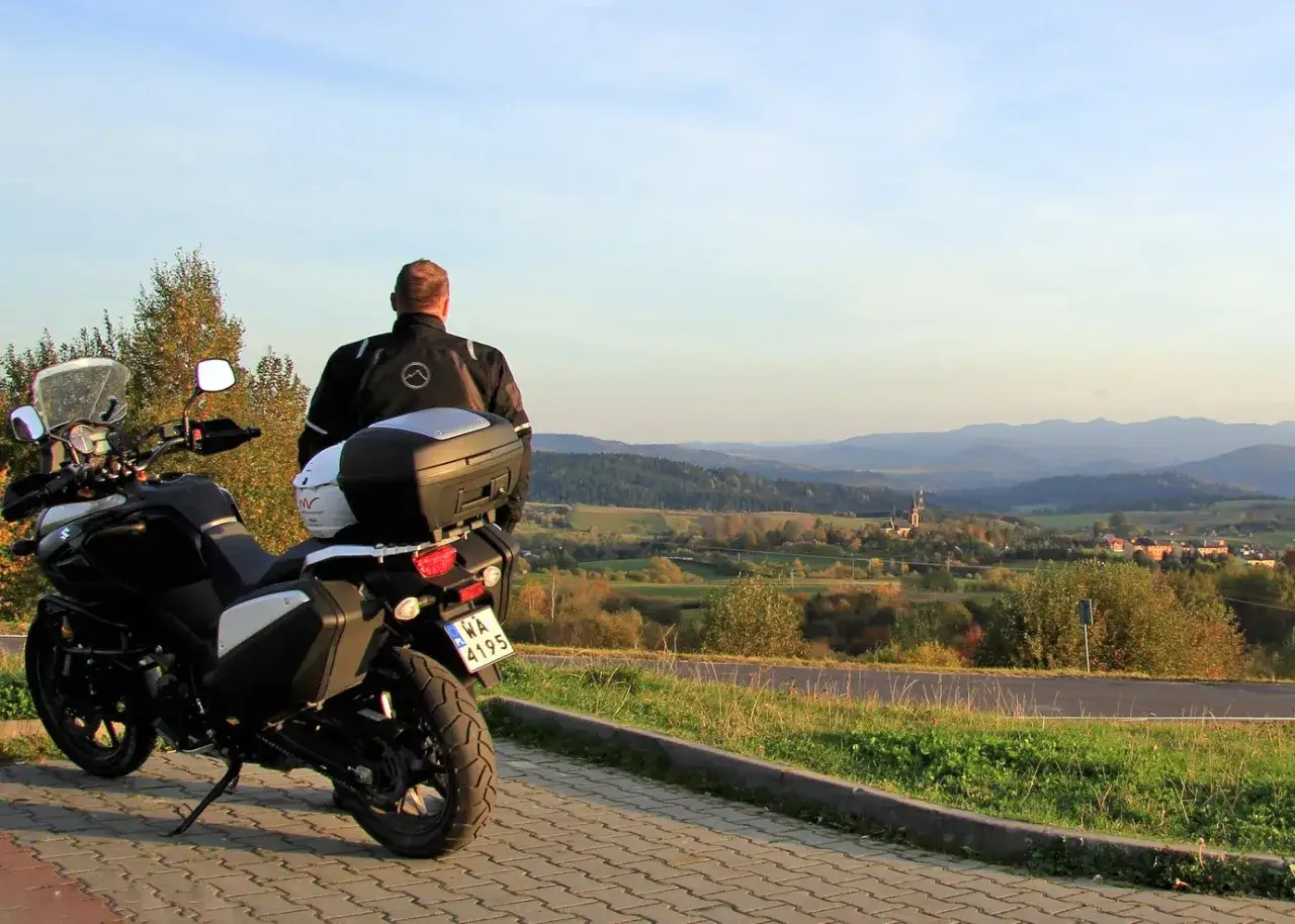 Motocykl na tle Tatr jesienią
