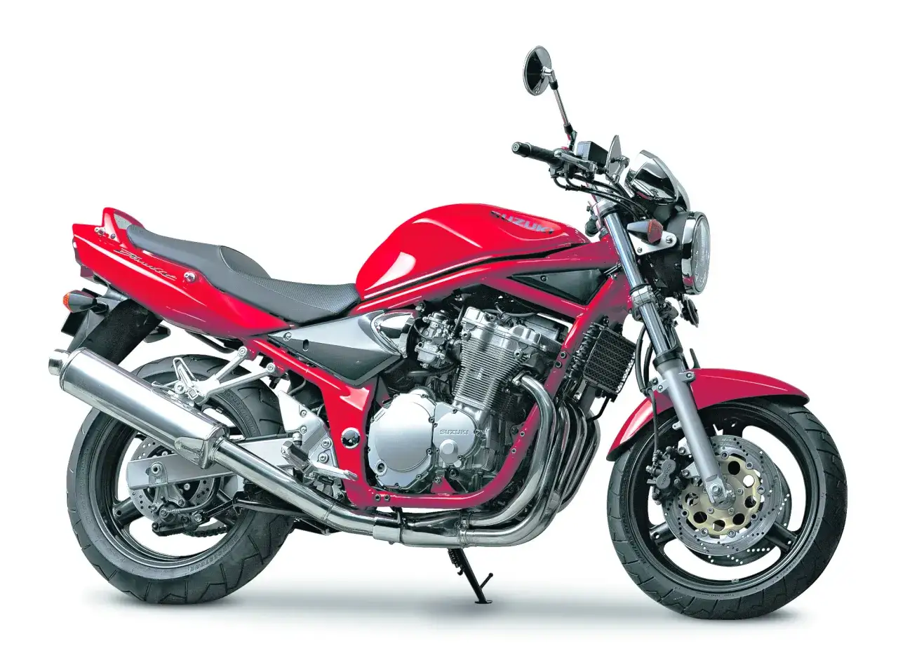 Czerwony motocykl Suzuki Bandit 600, z widocznym silnikiem i układem wydechowym. Idealny do miasta i na trasę, jego suzuki bandit 600 dane techniczne są imponujące.