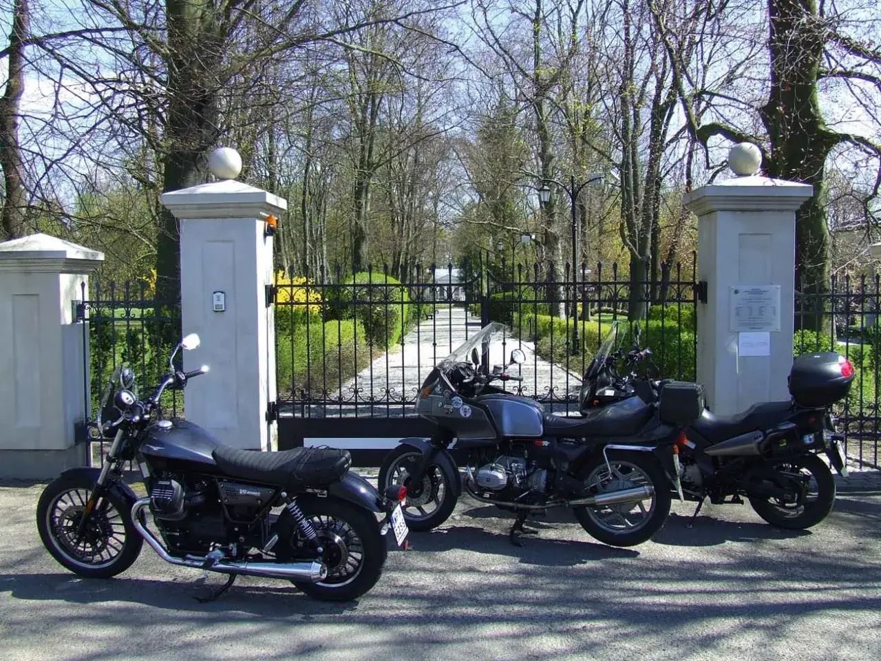 Motocykl na krętej drodze Mazowsza w pobliżu Warszawy