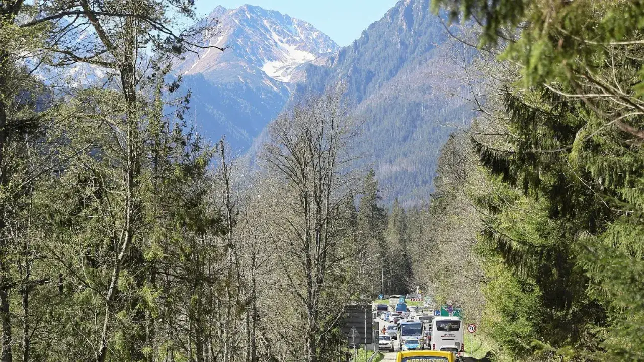 Korek na najwyżej położonej drodze w Polsce. W tle majestatyczne góry Tatry.