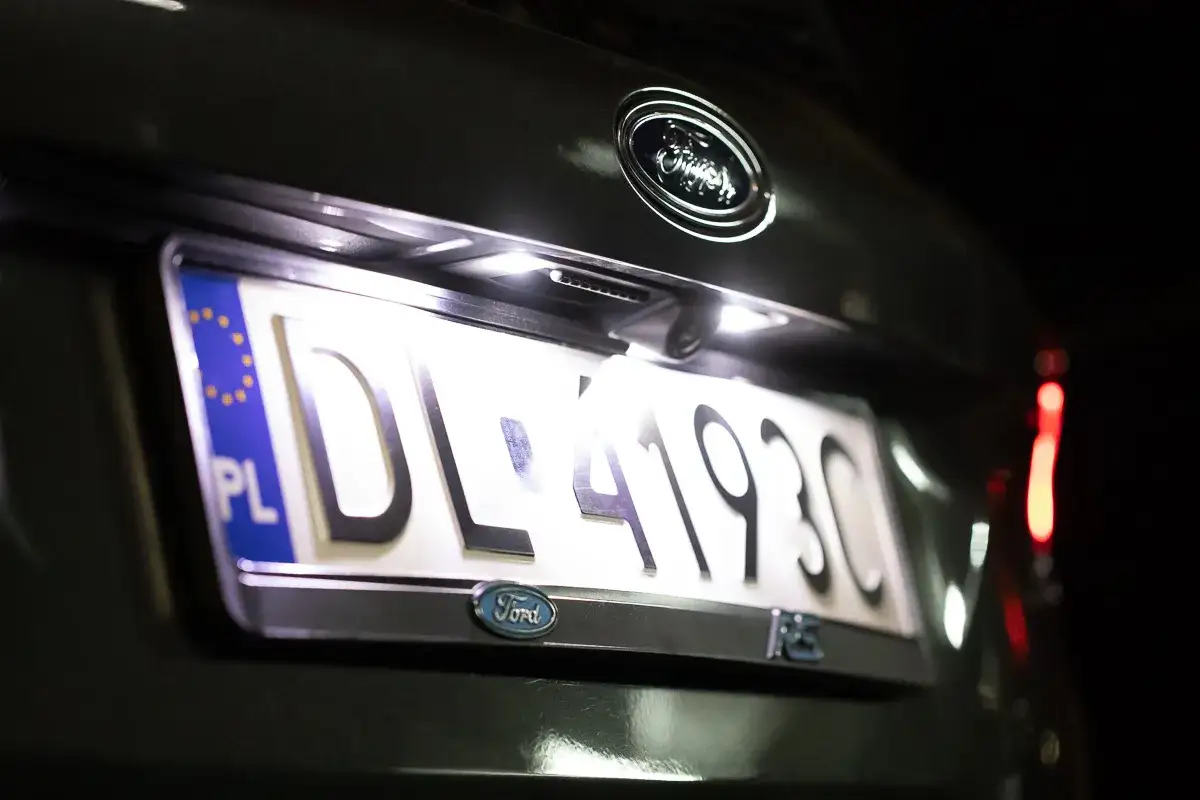 Jasne światła tablicy rejestracyjnej Forda oświetlają numer DL 41930.