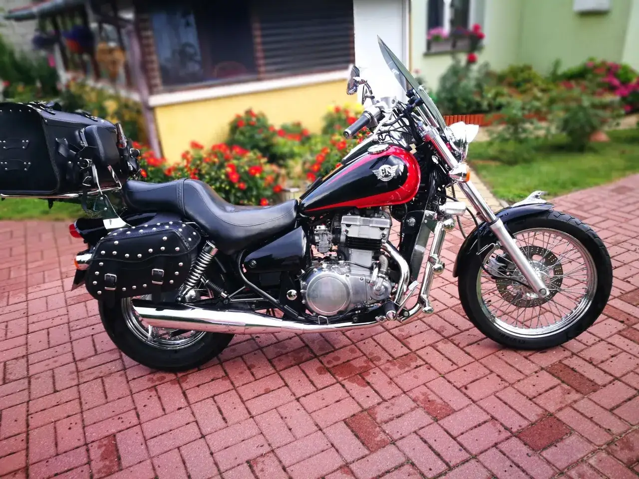 Kawasaki EN 500: stylowy cruiser z sakwami. Wady i zalety tego modelu to m.in. jego klasyczny wygląd i komfort jazdy, ale też ograniczona moc.