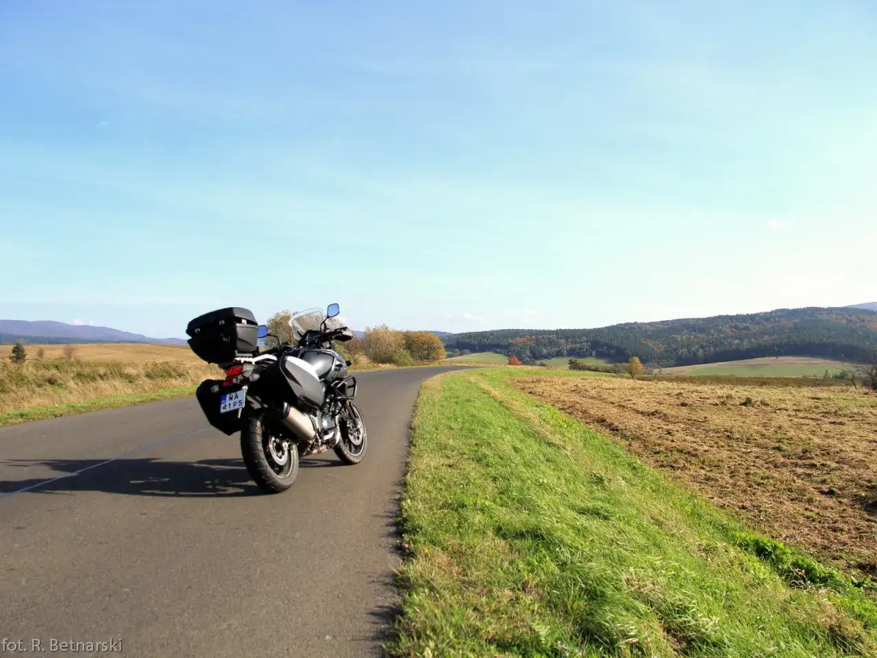 Motocykl czeka na dalszą podróż przez malowniczą przełęcz wyżniańską. Pogoda dopisuje, a krajobraz jesienny zachwyca.