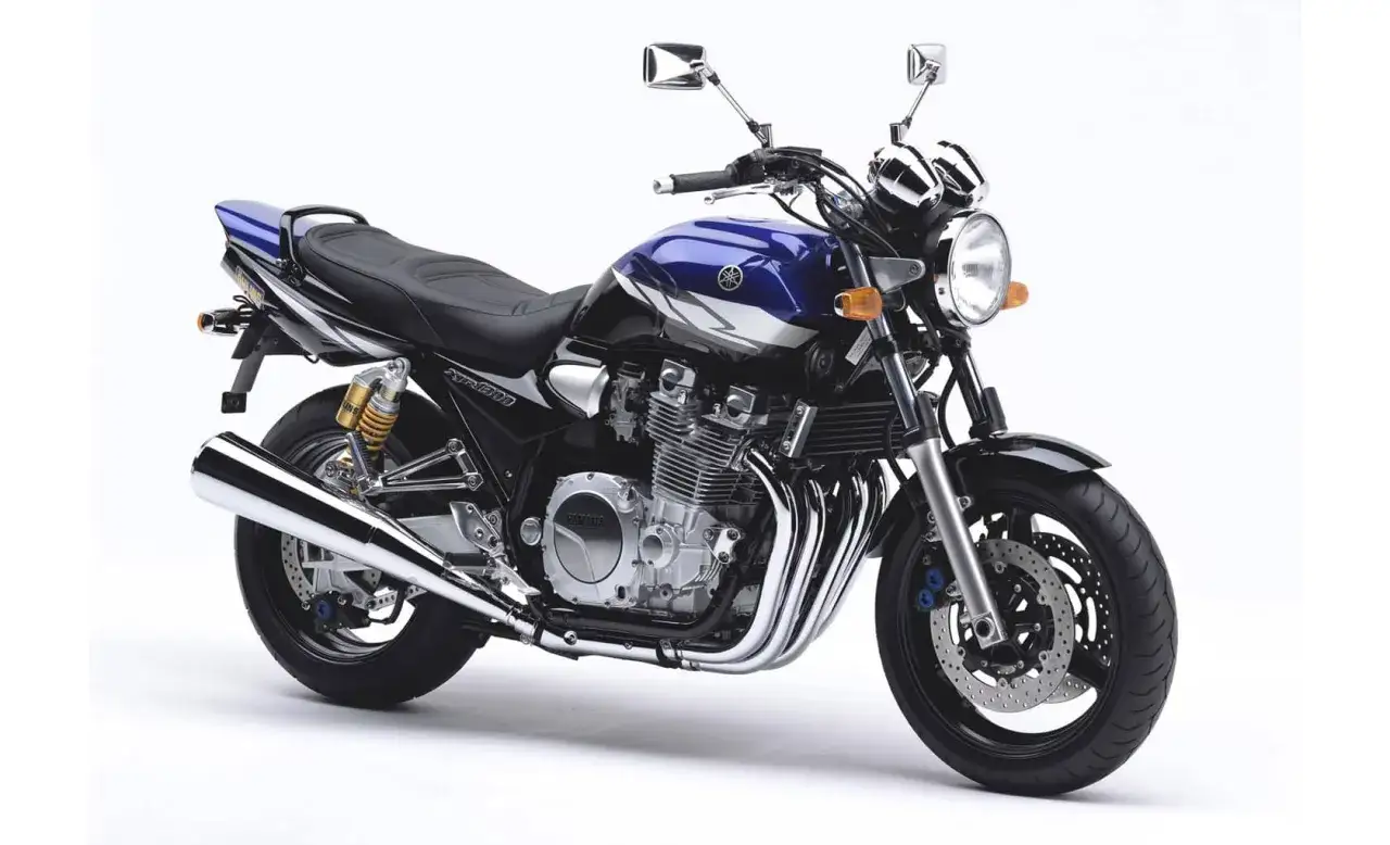 Stylowy motocykl Yamaha XJR z niebieskim bakiem i chromowanymi elementami, gotowy na każdą drogę.