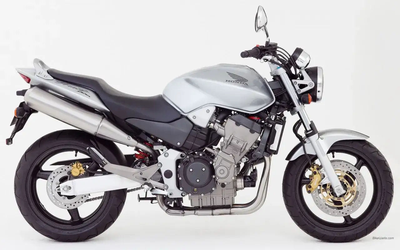 Srebrny motocykl Honda 919 z czarnym siedzeniem i detalami.