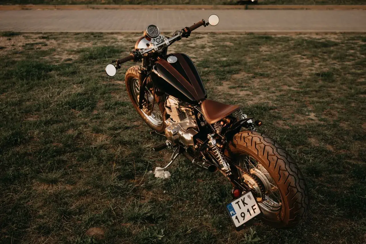 Customowy motocykl Honda Rebel 125, z brązowym siedzeniem i zbiornikiem. Dane techniczne tego klasyka są imponujące.