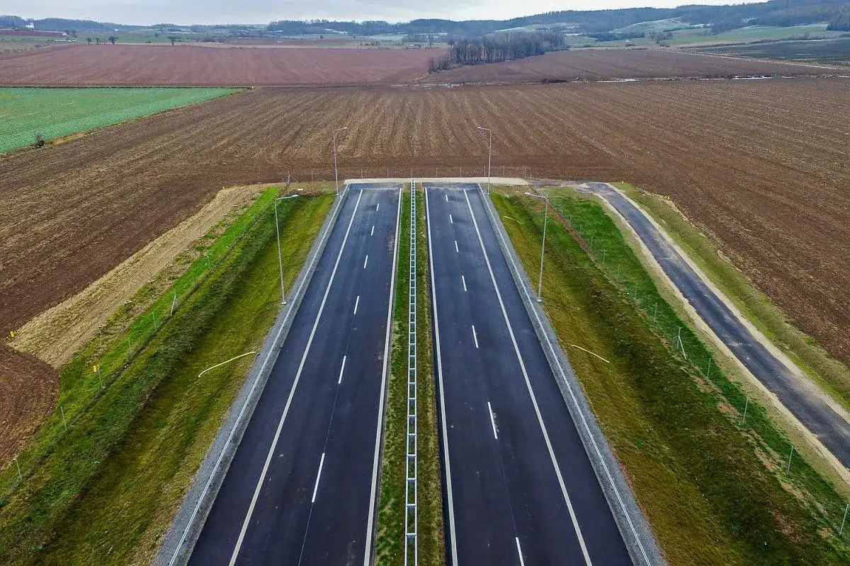 Nowa droga S3, najnowsze informacje: pusty, nowoczesny odcinek autostrady otoczony polami uprawnymi, gotowy na ruch.