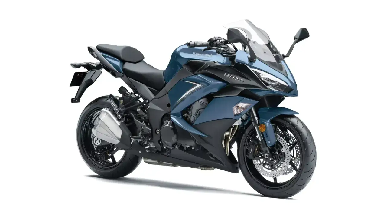 Niebieski motocykl sportowo-turystyczny Kawasaki Z1000SX z czarnymi akcentami i dużą szybą.